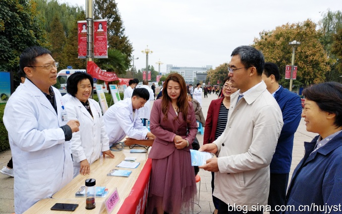 胡杰一在世界精神卫生日义诊活动现场接受副市长秦胜军亲切接见和新闻媒体专访